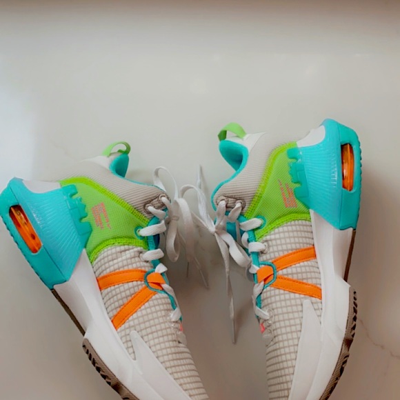 Nike LeBron Basketball Sneakers - Picture 6 of 14